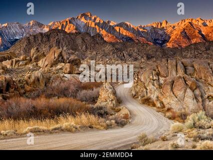 Lone Pine Peak in der Mitte und Mount Whitney auf der rechten Seite, Eastern Sierra Nevada, Sonnenaufgang, Winter, Movie Road, Alabama Hills, in der Nähe von Lone Pine, Kalifornien, USA Stockfoto