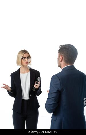 Entmutigt Journalist Interview von Geschäftsmann isoliert auf weiß Stockfoto