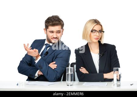 Entmutigter Sender, der beinahe beleidigte Kollegen am isolierten Arbeitsplatz gestikuliert Weiß Stockfoto