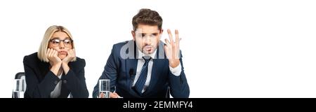 Entmutigter Sender gestikuliert in der Nähe verärgert Kollegen auf weißem, Banner isoliert Stockfoto