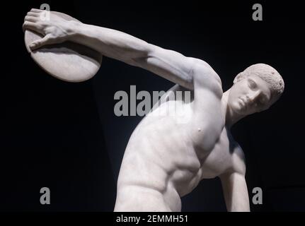 Rom, Italien C 02 05 2018: Nahaufnahme der römischen Kopie des gleichnamigen Bronzekunstwerks, bekannt als Myron's Discobolus, im Nationalen Römischen Museum, Vorderansicht Stockfoto