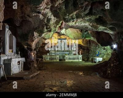 Hochaltar in der Höhle von San Michele. Natürliche Höhle auf einem Hügel, der seit dem Mittelalter dem Kult von San Michele gewidmet ist. Cagnano Varano Stockfoto