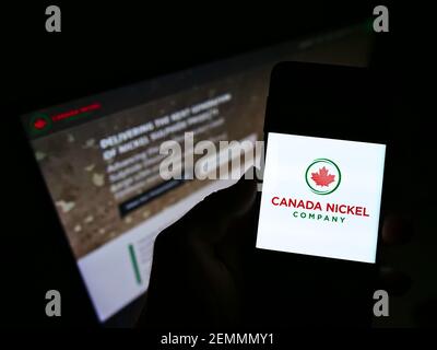 Person mit Smartphone mit Logo des Bergbauunternehmens Canada Nickel Company Inc. Auf dem Bildschirm vor der Website. Konzentrieren Sie sich auf die Telefonanzeige. Stockfoto