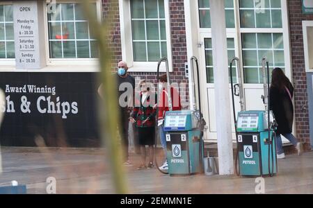 Dulmen, Deutschland. 25th Feb, 2021. firo: 02/25/2021 Land und Leute, Dulmen, Tanzschule, Tankstelle Szene, Ludinghauser Straße, Dreharbeiten, Dreharbeiten für Spencer, Drehort für den Film 'Spencer', der sich um Prinzessin Diana und ihre Trennung vom Ehemann Prinz Charles drehen soll. Diana Schauspielerin Kristen Stewart, weltweite Nutzung Kredit: dpa/Alamy Live Nachrichten Stockfoto