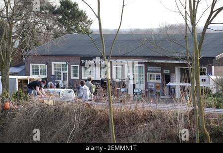 Dulmen, Deutschland. 22nd Feb, 2021. firo: 02/25/2021 Land und Leute, Dulmen, Tanzschule, Tankstelle Szene, Ludinghauser Straße, Dreharbeiten, Dreharbeiten für Spencer, Drehort für den Film 'Spencer', der sich um Prinzessin Diana und ihre Trennung vom Ehemann Prinz Charles drehen soll. Diana Schauspielerin Kristen Stewart, weltweite Nutzung Kredit: dpa/Alamy Live Nachrichten Stockfoto