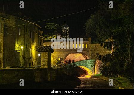 Blick auf eine Gasse in Gubbio bei Nacht. Perugia Provinz, Umbrien, Italien, Europa Stockfoto