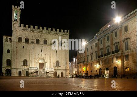 Nachtansicht des imposanten Palazzo dei Consoli auf der Piazza Grande, in Gubbio. Provinz Perugia, Umbrien, Italien, Europa Stockfoto