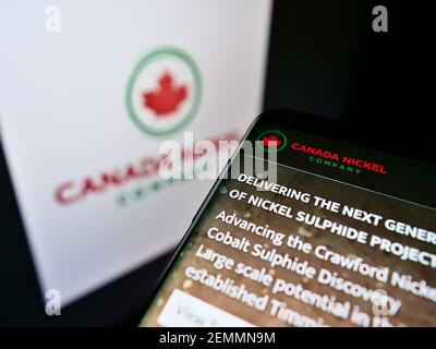 Smartphone mit Website des Bergbauunternehmens Canada Nickel Company Inc. Auf dem Bildschirm vor dem Logo. Konzentrieren Sie sich auf das Display des Mobiltelefons. Stockfoto