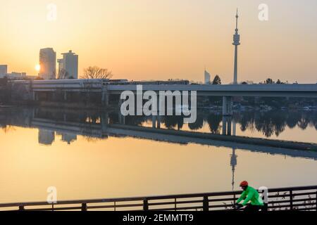 Wien, Wien: Sonnenuntergang mit Sahara-Staub, Alte Donau, Donauturm 22. Donaustadt, Wien, Österreich Stockfoto