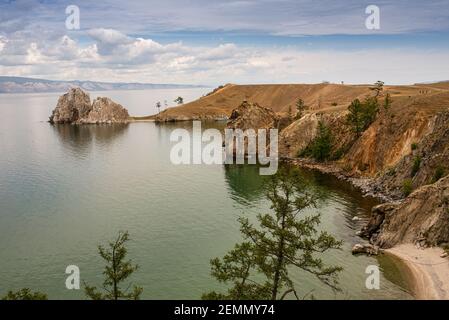 Shamanka Rock und das hügelige Relief der Küste an einem bewölkten Tag in der Nähe von Khuzhir, Hauptort auf Olchon Insel im Baikalsee in Ostsibirien. Das Pho Stockfoto