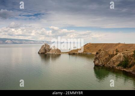 Shamanka Rock und das hügelige Relief der Küste an einem bewölkten Tag in der Nähe von Khuzhir, Hauptort auf Olchon Insel im Baikalsee in Ostsibirien. In der Stockfoto