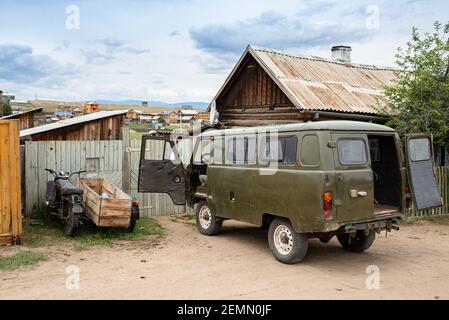 Off-Road-sowjetischen van in Khuzhir ist das wichtigste Dorf auf Olchon Insel im Baikalsee in Ostsibirien. Das Foto wurde im Sommer im Juli aufgenommen. Stockfoto