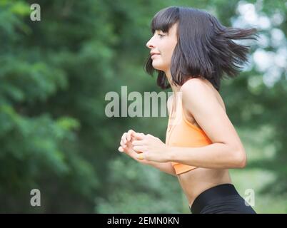 Pretty Young Skinny Frau Macht Übungen Im Freien Stockfoto