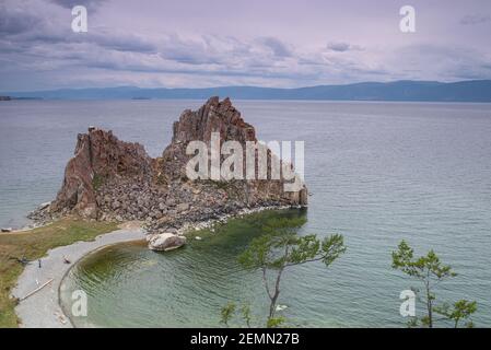Shamanka Rock an einem bewölkten Tag in der Nähe von Khuzhir, Hauptort auf der Insel Olchon im Baikalsee in Ostsibirien. Das Foto wurde im Sommer im Juli aufgenommen Stockfoto