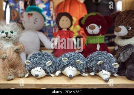 Drei handgefertigte Leinspielzeug Igel, ein pelzigen Tier und Puppen im Hintergrund Stockfoto