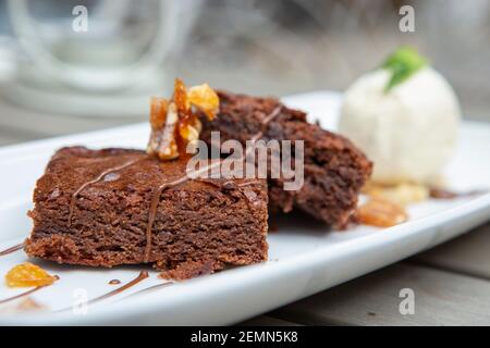 Schokolade Brownies mit Eis Stockfoto