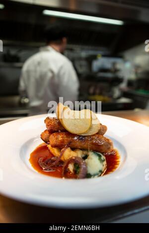 Wurst und Maische in einem Restaurant serviert Stockfoto