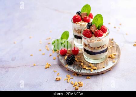 Griechischer Joghurt Himbeer-Parfaits in Gläsern, kleine gesunde Nachspeise Stockfoto