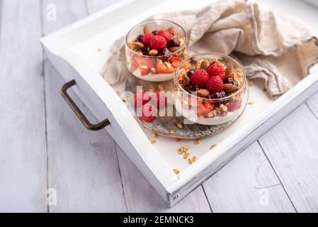 Griechischer Joghurt Himbeer-Parfaits in Gläsern, kleine gesunde Nachspeise Stockfoto