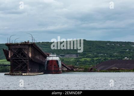 Duluth, Minnesota. Frachter nimmt eine Ladung Erz Pellets an den CN Docks im Hafen von Duluth. Stockfoto