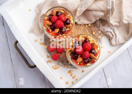 Griechischer Joghurt Himbeer-Parfaits in Gläsern, kleine gesunde Nachspeise Stockfoto