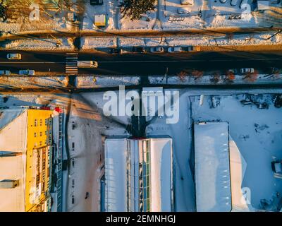 Top down Luftaufnahme der Straße in der Nähe Supermarkt in der kleinen europäischen Stadt im Winter sonnigen Abend, Ukraine, Europa Stockfoto