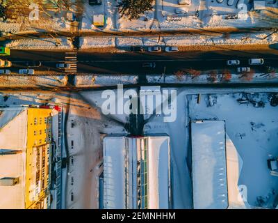Top down Luftaufnahme der Straße in der Nähe Supermarkt in der kleinen europäischen Stadt im Winter sonnigen Abend, Ukraine, Europa Stockfoto