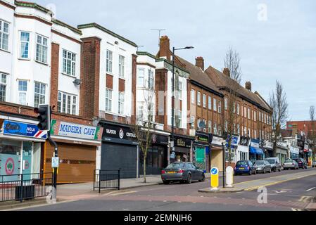 Architektur von Einzelhandelsimmobilien in Hamlet Court Road, Westcliff on Sea, Essex, Großbritannien, die ursprünglich eine Einkaufsstraße aus der Zeit Edwardians ist. Art Déco Stockfoto