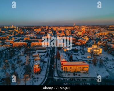 Luftaufnahme der Straße in einer kleinen europäischen Stadt mit Schnee Überdachte Dächer an sonnigen Wintertagen Stockfoto