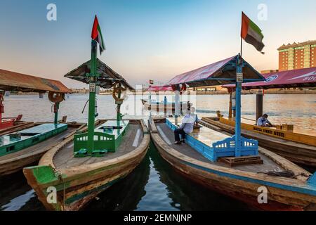 Dubai, VAE, 3. Januar 2021: Blick auf den Dubai Creek. Boote und Abra Fähren auf der Bay of Creek in Dubai. Berühmtes Touristenziel in den VAE Stockfoto