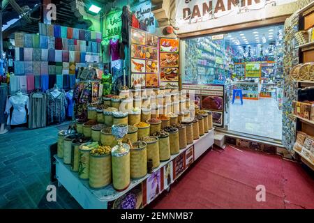 Vielfalt an bunten arabischen Gewürzen und Kräutern auf dem arabischen Straßenmarktstand. Dubai Grand Spice Souk, Vereinigte Arabische Emirate Emirates,23-November-2020. Stockfoto