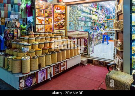 Vielfalt an bunten arabischen Gewürzen und Kräutern auf dem arabischen Straßenmarktstand. Dubai Grand Spice Souk, Vereinigte Arabische Emirate Emirates,23-November-2020. Stockfoto