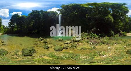 Schöner Wasserfall im grünen Wald. Tropische Kawasan Fälle im Bergdschungel. Bohol, Philippinen. Wasserfall im tropischen Wald. 360VR. Stockfoto