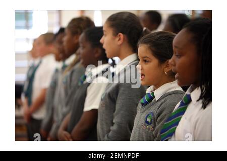 Der Schulchor .... Kingswood Primary schoolphotograph von David Sandison The Independent Stockfoto