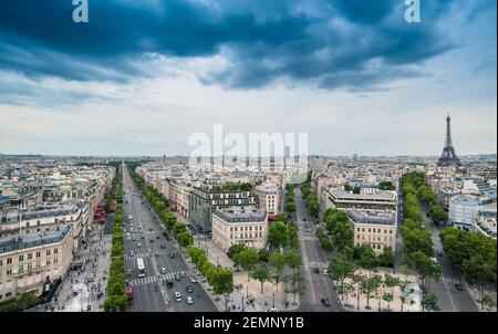 Blick auf die Champs-Elysees mit dem Eiffelturm im Hintergrund, am Nachmittag vom Arc de Triomphe aus gesehen Stockfoto