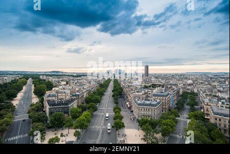 Blick auf die Champs-Elysees mit La Defense im Hintergrund, am Nachmittag vom Arc de Triomphe aus gesehen Stockfoto