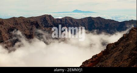 Beeindruckende Panoramalandschaft aus Wolken und vulkanischen Bergen von der Spitze des Aussichtspunktes Roque de los Muchachos auf der Insel La Palma, Canar Stockfoto