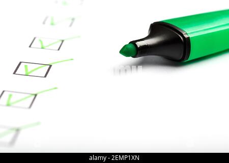 Grüne Markierung mit Markierungen auf der Checkliste. Checkliste abgeschlossenes Aufgabenkonzept. Stockfoto