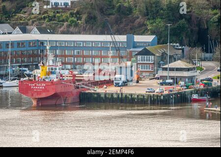 Kinsale, West Cork, Irland. Februar 2021, 25th. Die Sonne schien heute auf Kinsale, zwei Tage nachdem 80mm Regen in der Region gefallen war. Bulk Carrier 'von Adler' lud ihre Ladung im Kinsale Port ab. Quelle: AG News/Alamy Live News Stockfoto