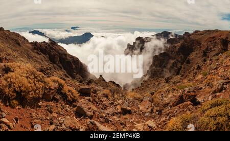 Beeindruckende Panoramalandschaft aus Wolken und vulkanischen Bergen von der Spitze des Aussichtspunktes Roque de los Muchachos auf der Insel La Palma, Canar Stockfoto