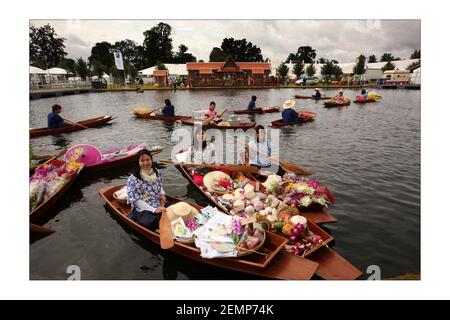 Die Tourismusbehörde Thailands hat Floating Market Traders auf den Gewässern von Hampton Court Pallace beliefert. Letzte Vorbereitungen vor der Eröffnung der Hampton Court Flower Show im Westen Londons. Foto von David Sandison The Independent Stockfoto