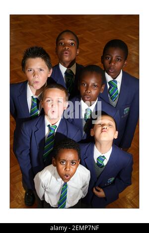 Der Schulchor .... Kingswood Primary schoolphotograph von David Sandison The Independent Stockfoto
