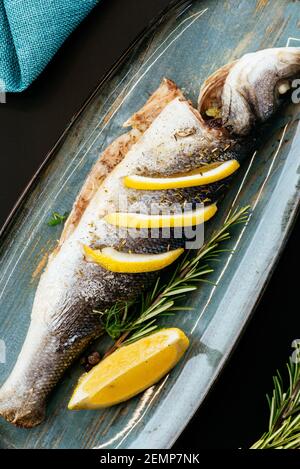 Gegrillter Fisch mit Kräutern und Zitrone Stockfoto