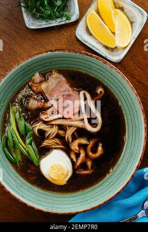 asiatische Nudelsuppe mit Ei und Meeresfrüchten Stockfoto