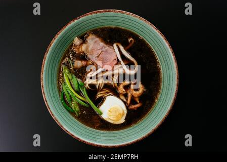 asiatische Nudelsuppe mit Ei und Meeresfrüchten Stockfoto