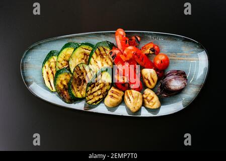 Gegrilltes Gemüse. Zwiebeln, Tomaten, Zucchini. Stockfoto