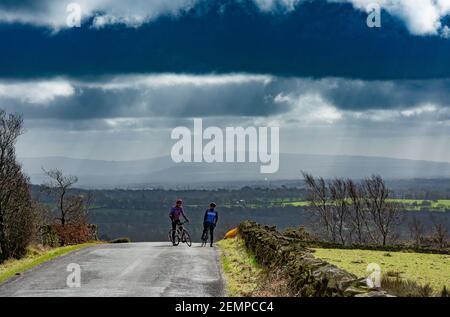 Preston, Lancashire, Großbritannien. Februar 2021, 25th. Radfahrer in Oakenclough, Preston, Lancashire. Kredit: John Eveson/Alamy Live Nachrichten Stockfoto