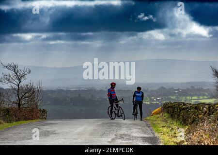 Preston, Lancashire, Großbritannien. Februar 2021, 25th. Radfahrer in Oakenclough, Preston, Lancashire. Kredit: John Eveson/Alamy Live Nachrichten Stockfoto