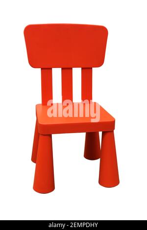 Roter Kunststoff Kinderstuhl isoliert auf weißem Hintergrund Stockfoto
