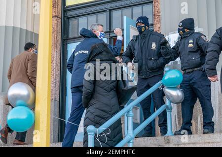 New York, Usa. Februar 2021, 25th. Bürgermeister Bill de Blasio begrüßt die Sicherheitskräfte während des Besuchs der Richard R. Green Middle School der Bronx Leaders of Tomorrow am Tag der Wiedereröffnung während der COVID-19 Pandemie. Etwa 100 Schüler haben sich angemeldet, um die Schule für das persönliche Lernen zu besuchen. Bürgermeister war mit NYC Schulkanzler Richard Carranza. Nach COVID-19 Protokoll Schule eröffnet 3 Eingänge: Eine für Mädchen, eine für Jungen und eine für Mitarbeiter, um soziale Distanzen zu halten. Quelle: SIPA USA/Alamy Live News Stockfoto